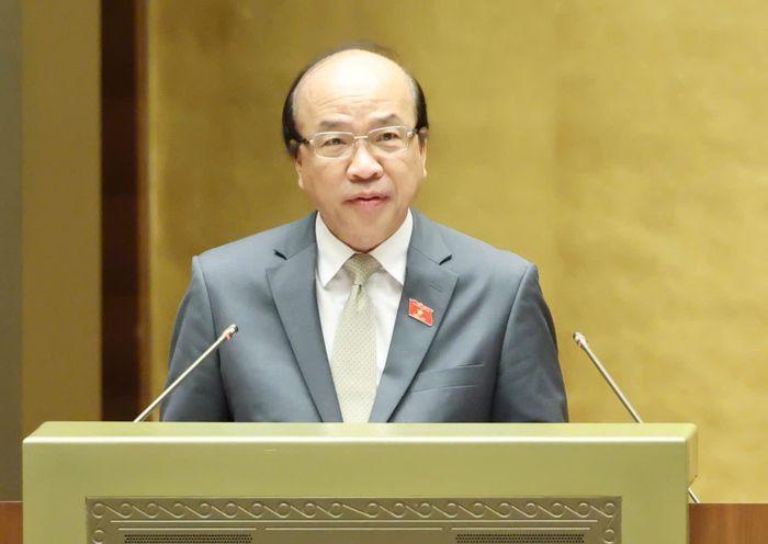 Chủ nhiệm Ủy ban Pháp luật và Tư pháp Phan Chí Hiếu trình bày báo cáo thẩm tra, sáng 20-8. Ảnh: QUANG PHÚC