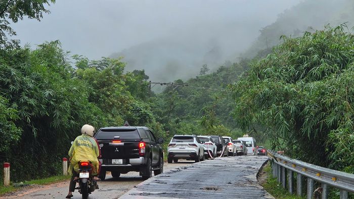 Do sạt lở, người dân đi tạm đường đèo Măng Rơi. Ảnh: TRUNG VÕ