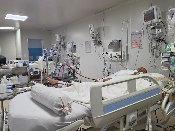Người bệnh mắc sốt xuất huyết nặng điều trị tại Bệnh viện Bệnh Nhiệt đới