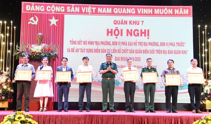 Trung tướng Lê Xuân Thế, Ủy viên Trung ương Đảng, Tư lệnh Quân khu 7, trao Bằng khen đến các tập thể