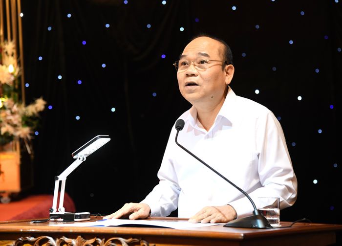 Phó Chủ tịch UBND TPHCM Trần Văn Bảy phát biểu tham luận tại hội nghị
