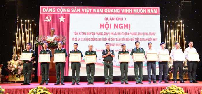 Trung tướng Trần Vinh Ngọc trao Bằng khen đến các cá nhân tại hội nghị