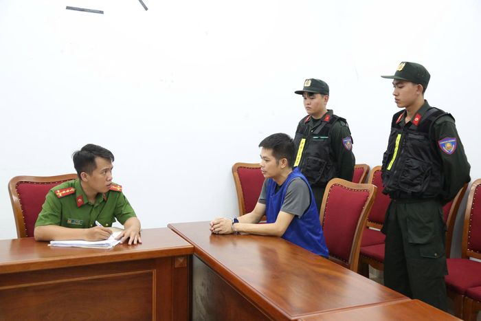  Cơ quan điều tra lấy lời khai, sàng lọc vai trò của từng người liên quan đến đường dây. Ảnh: CA 