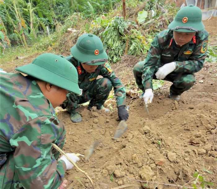  Lực lượng tìm kiếm phát hiện 4 hài cốt liệt sĩ gần Thành cổ Quảng Trị. Ảnh: XUÂN DIỆN 
