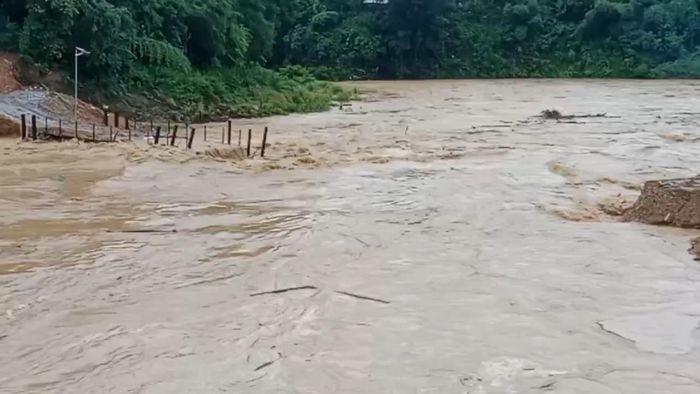  Cầu tạm tại bản Yên Thắng bị lũ cuốn trôi 