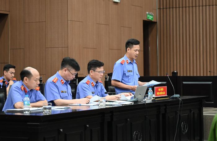 Đại diện Viện Kiểm sát nhân dân TP Hà Nội trình bày bản luận tội. Ảnh: LAM HOÀNG