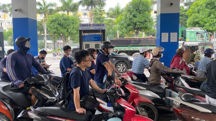 Người dân mua xăng dầu tại một cửa hàng ở Hà Nội. Ảnh: PHÚC HẬU