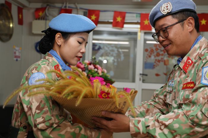  Trung tá Trần Đức Tài, Bí thư Đảng ủy BVDC2.7, tặng hoa chúc mừng Thiếu tá QNCN Trương Mai Hoa. Ảnh: GGHBVN 