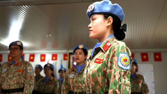  Nữ quân nhân tham gia Gìn giữ hòa bình Liên hợp quốc tuyên thệ dưới cờ Đảng tại Nam Sudan, cách Tổ quốc gần 10.000km. Ảnh: GGHBVN 
