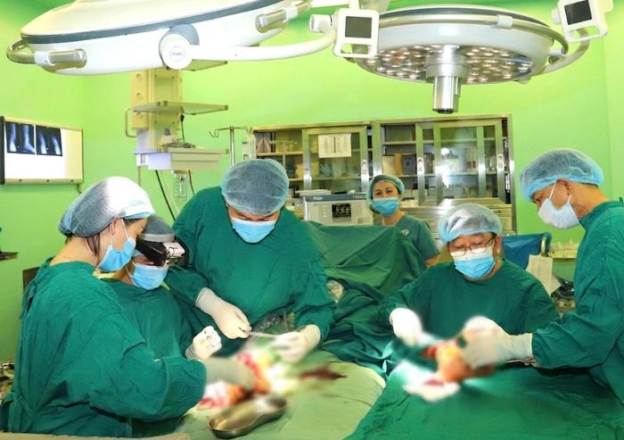  Hai ê-kíp phẫu thuật đồng thời xử trí tổn thương ở hai chi dưới. 