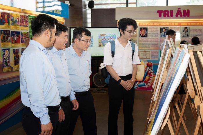  Khách tham quan triển lãm. ẢNH: QUỐC THANH. 