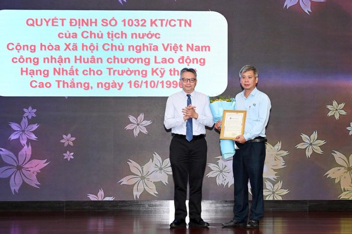  Bảo tàng Tôn Đức Thắng tiếp nhận hiện vật, tài liệu do Trường Cao đẳng Kỹ thuật Cao Thắng bàn giao. Ảnh: QUỐC THANH 