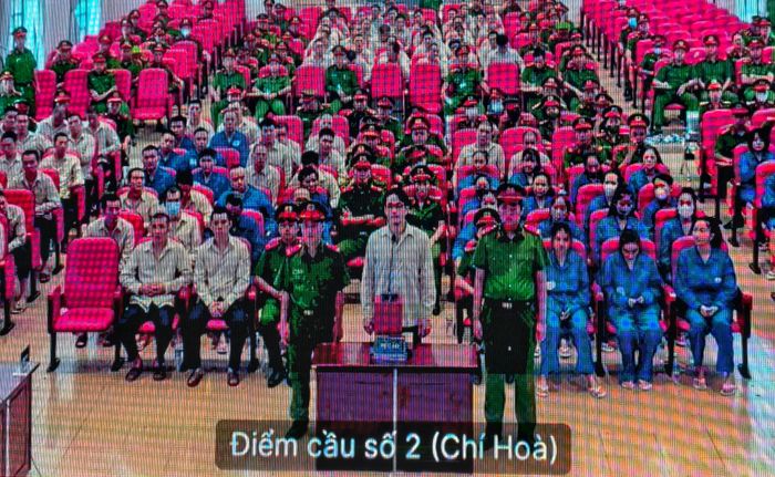 Bị cáo Vũ Hải Anh không thừa nhận hành vi đã cầm đĩa sứ có chứa ma túy đưa cho nhiều người trong nhóm sử dụng. Ảnh: NGUYỄN TÂN