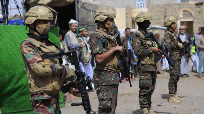 Binh lính Chính phủ Yemen đứng canh gác khi người ủng hộ lực lượng Houthi tham gia một sự kiện phản đối Saudi Arabia tại thủ đô Sanaa, Yemen, ngày 26-3-2026. Ảnh: VCG