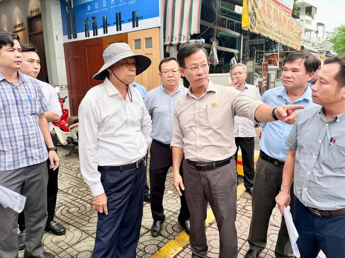 Đồng chí Nguyễn Văn Thọ nghe báo cáo về dự án