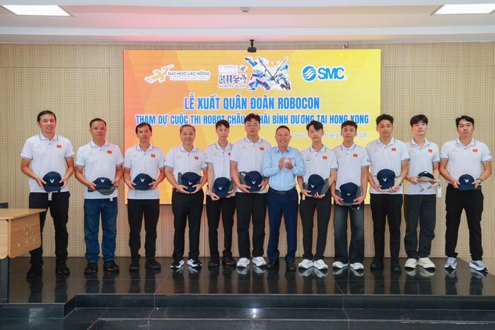 Lãnh đạo nhà trường tặng quà động viên đội tuyển. Ảnh: LHU