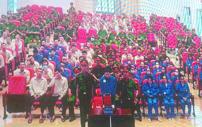  Bị cáo Nguyễn Trung Hiếu (ca sĩ Chi Dân) tại phiên xét xử sơ thẩm của TAND TPHCM ngày 20-8. Ảnh: SONG MAI 