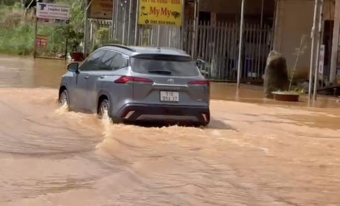 Chiều 20-8, quốc lộ 55 đoạn qua xã Bảo Lâm 3 vẫn còn ngập sâu