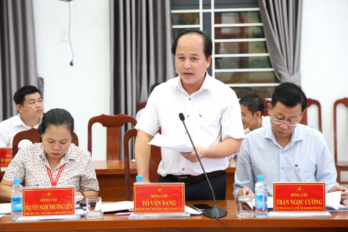  Đồng chí Tô Văn Sang, Phó Bí thư Thường trực Đảng ủy phường Tây Nam phát biểu tại buổi làm việc. Ảnh: LÊ THOA 