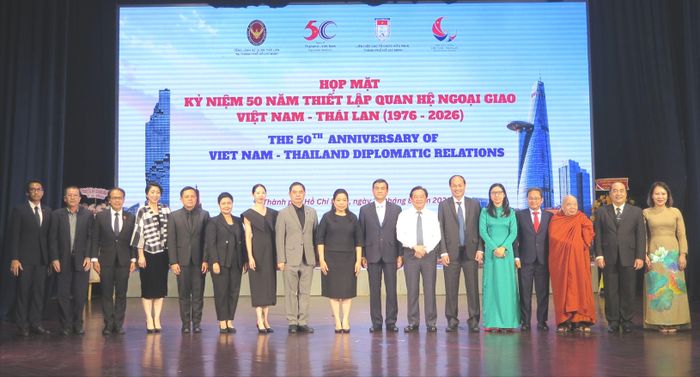  Các đại biểu chụp ảnh lưu niệm 
