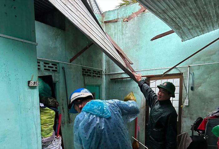 Ban Chỉ huy Quân sự phường 3 Bảo Lộc hỗ trợ người dân khắc phục hậu quả do gió giật làm tốc mái nhà chiều 20-8