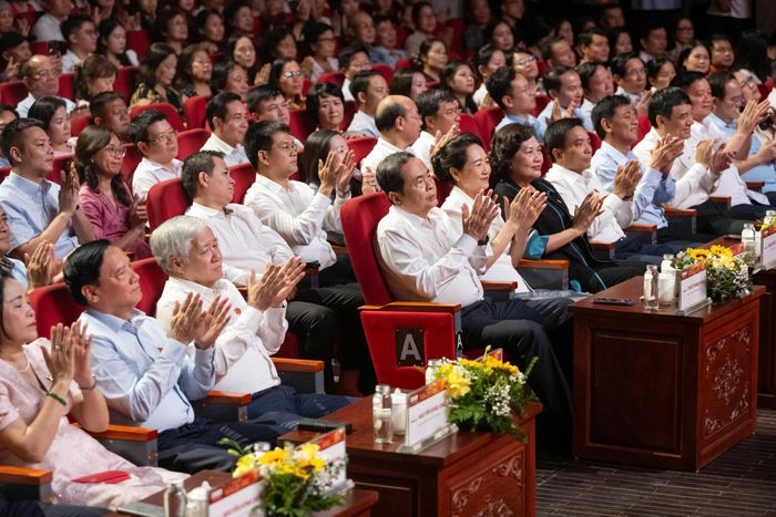  Chủ tịch Quốc hội Trần Thanh Mẫn cùng các đại biểu tham dự chương trình. Ảnh: VIẾT CHUNG 