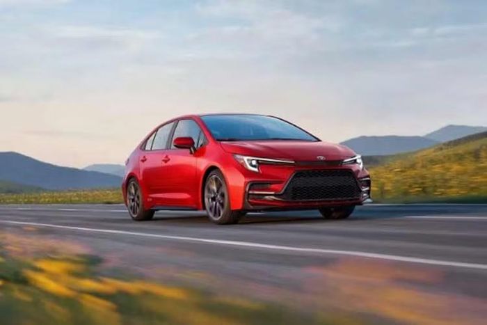 Toyota chỉ sản xuất 2.500 chiếc Corolla 60th Anniversary Special Edition, dự kiến đưa về đại lý vào đầu năm sau. Giá bán chưa được công bố, trong khi Corolla Hybrid SE 2027 có giá khởi điểm từ 27.615 USD (khoảng 722,9 triệu đồng).