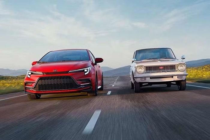 Phiên bản đặc biệt được phát triển dựa trên bản Corolla Hybrid SE với hai lựa chọn màu ngoại thất Ice Cap và Supersonic Red. Trong đó, Supersonic Red là màu sơn dành riêng cho bản kỷ niệm, đi kèm bộ mâm hợp kim 18 inch phối hai tông màu.