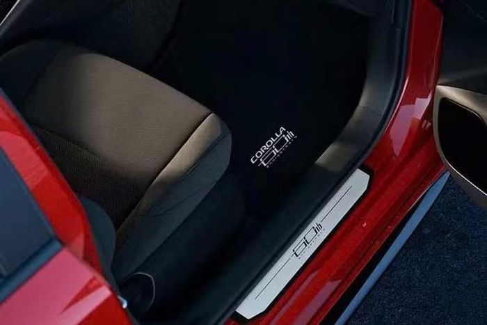 Xe sử dụng động cơ hybrid 1.8L 4 xi-lanh, cho công suất 138 mã lực. Toyota công bố mức tiêu thụ nhiên liệu của phiên bản Corolla Hybrid tiêu chuẩn có thể đạt khoảng 50 mpg đường hỗn hợp, tương đương khoảng 4,7 lít/100 km.
