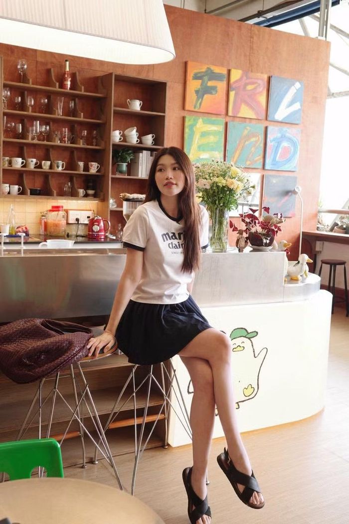 Ở thời điểm hiện tại, Quỳnh Châu vẫn trung thành với phong cách thời trang khá tối giản. Những thiết kế có kiểu dáng thanh lịch, màu sắc nhã nhặn thường được cô lựa chọn. Ảnh: FB Chế Nguyễn Quỳnh Châu