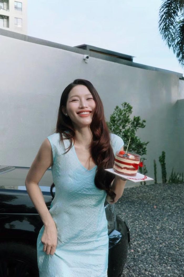Điểm đáng chú ý là dù ăn mặc không quá phô trương, nàng hậu vẫn khéo léo tôn lên những đường nét cơ thể. Ảnh: FB Chế Nguyễn Quỳnh Châu