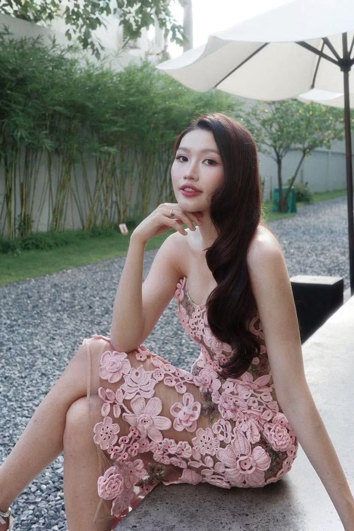 Sau thời gian tập trung chăm sóc gia đình nhỏ, Quỳnh Châu cũng nhanh chóng trở lại với công việc. Hình ảnh mẹ bỉm sữa tự tin xuất hiện trước công chúng, khoe vóc dáng gọn gàng trong nhiều thiết kế thời trang nhận được nhiều lời khen từ người hâm mộ. Ảnh: FB Chế Nguyễn Quỳnh Châu