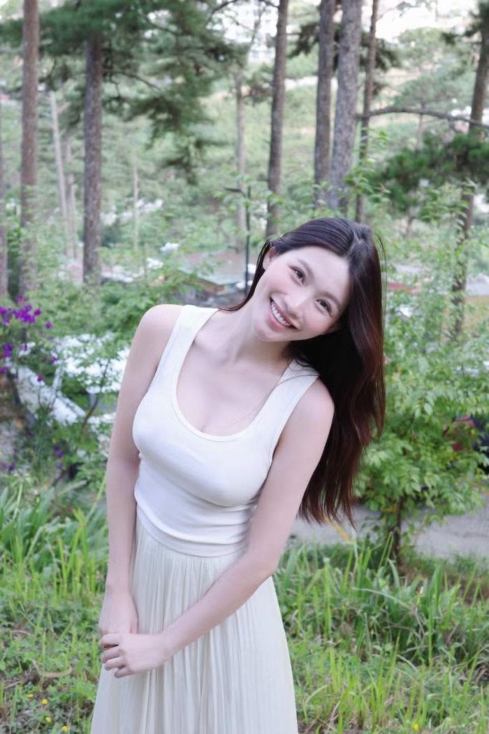 Cách lựa chọn trang phục vừa vặn cùng cách phối phụ kiện tiết chế giúp Quỳnh Châu ghi điểm bằng vẻ đẹp hiện đại và có gu. Ảnh: FB Chế Nguyễn Quỳnh Châu