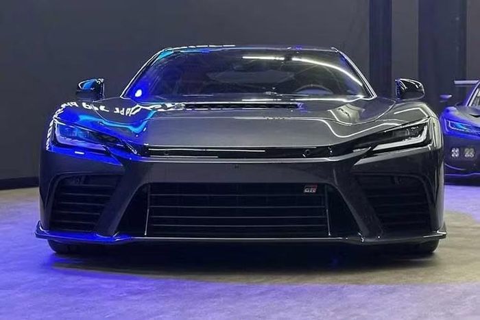 Những báo cáo gần đây cho biết Toyota GR GT sẽ có giá khởi điểm trên 220.000 USD ở thị trường Mỹ và bàn giao vào năm 2027. Dù đây là số tiền rất lớn đối với ô tô Toyota, mức giá này cũng không quá bất thường đối với một mẫu xe thể thao hiệu suất cao được sản xuất với số lượng giới hạn. Hiện Toyota vẫn chưa công bố số lượng xe GR GT sẽ được sản xuất trên toàn cầu.