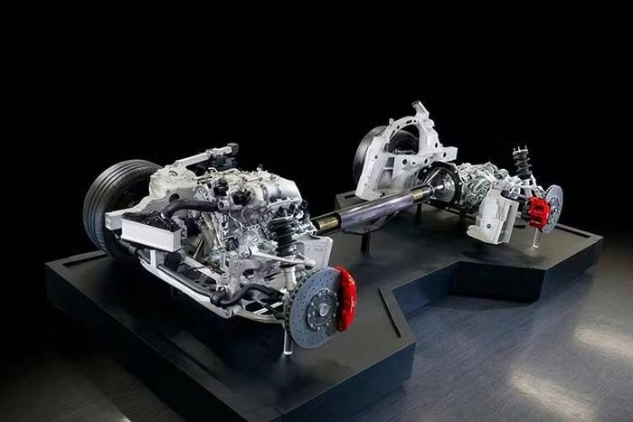 Toyota GR GT được trang bị đèn pha sắc nét, nối với nhau bằng nẹp đen bóng tạo hình chữ X với hốc gió cỡ lớn, khe hút gió trên nắp ca-pô, mâm 20 inch với chấu hình chữ Y kết hợp lốp Michelin Pilot Sport Cup 2, cánh lướt gió dạng đuôi vịt cỡ nhỏ phía sau và bộ khuếch tán hai tầng tích hợp 4 ống xả tròn.