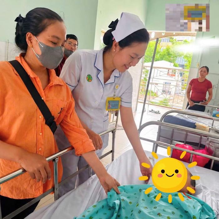 Bác sĩ chăm sóc cho bệnh nhi - Ảnh BVCC