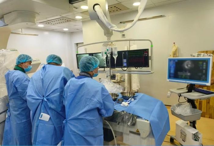 Ê-kíp can thiệp cho bệnh nhân - Ảnh BVCC