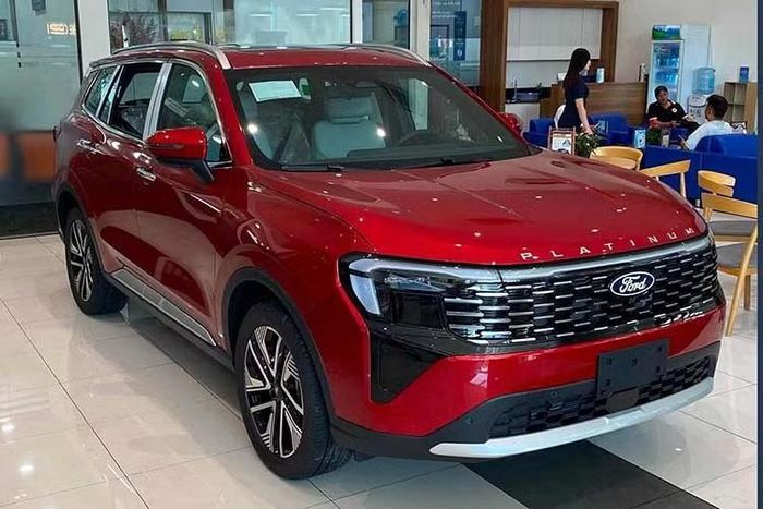 Mẫu xe SUV Ford Territory Platinum 2026 mới bắt đầu được bàn giao đến khách hàng từ tuần thứ tư của tháng 8/2026. So với các phiên bản đang phân phối, mẫu xe mới chủ yếu được nâng cấp về tiện nghi, công nghệ hỗ trợ lái và trải nghiệm bên trong khoang cabin, trong khi hệ truyền động vẫn được giữ nguyên.