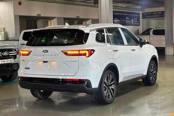 Khi xe thoát khỏi tình trạng ùn tắc và tăng tốc lên trên 60 km/h, Hệ thống Hỗ trợ hành trình tích hợp (ICA) sẽ tự động kích hoạt thay thế Hệ thống Hỗ trợ lái khi ùn tắc (TJA). ICA hỗ trợ tăng tốc, phanh và thực hiện các điều chỉnh nhỏ ở vô lăng để duy trì xe ở giữa làn. Về vận hành, Territory Platinum vẫn sử dụng động cơ 1.5L EcoBoost như các phiên bản hiện có.