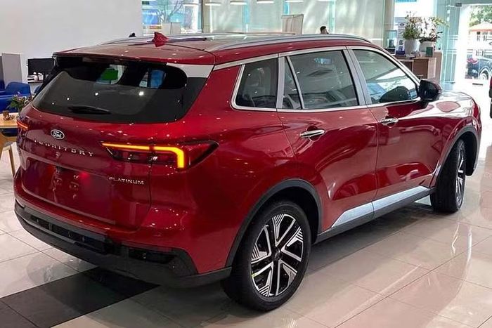 Ở ngoại thất, Ford Territory Platinum 2026 không thay đổi đáng kể về kiểu dáng tổng thể nhưng được bổ sung một số chi tiết nhận diện riêng. Xe vẫn sử dụng dải đèn LED định vị kéo dài toàn chiều rộng đầu xe, kết hợp hệ thống đèn pha LED có chức năng chống chói tự động.