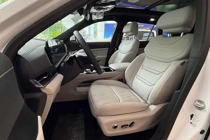 Xe sở hữu hệ thống lọc không khí vẫn bao gồm bộ lọc PM2.5 kết hợp máy ion hóa nhằm cải thiện chất lượng không khí trong khoang xe. Ford cũng nâng cấp hệ thống giải trí với dàn âm thanh 10 loa, bổ sung thêm loa trung tâm và loa siêu trầm, đi kèm bộ khuếch đại công suất 320 W.