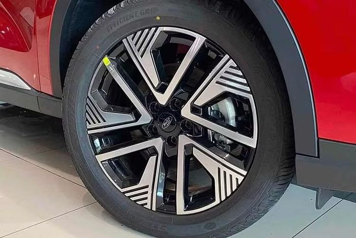 Phiên bản Platinum sở hữu lưới tản nhiệt dưới và cản sau sơn đen bóng, đi cùng bộ mâm hợp kim 19 inch và logo "Platinum" xuất hiện trên nắp ca-pô cũng như cửa hậu nhằm tạo sự khác biệt so với các phiên bản còn lại.