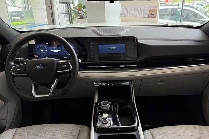 Điểm nâng cấp đáng chú ý nhất trên Ford Territory Platinum 2026 nằm ở không gian nội thất. Xe sử dụng ghế bọc da màu ghi sáng với họa tiết chỉ khâu hình kim cương và bề mặt đục lỗ nhằm tăng khả năng thông thoáng cho người ngồi. Bậc cửa được tích hợp đèn LED phát sáng khi mở cửa.