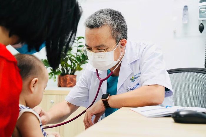 TS.BS Lê Kiến Ngãi, Trưởng khoa Dự phòng và Kiểm soát nhiễm khuẩn, Bệnh viện Nhi Trung ương khám cho bệnh nhân. Ảnh BV Nhi TW