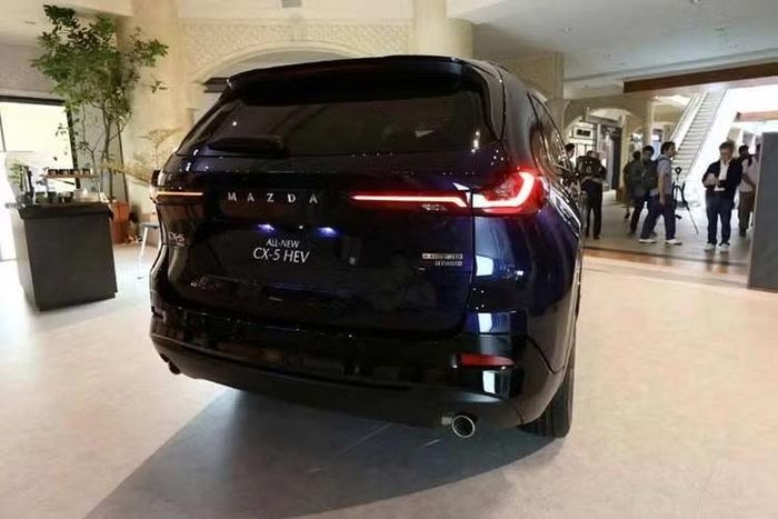 Về ngoại thất, CX-5 tiếp tục phát triển ngôn ngữ thiết kế Kodo nhưng theo hướng hiện đại hơn. Lưới tản nhiệt đặc trưng vẫn được bao quanh bởi viền chrome, song được đặt cao hơn và kết hợp các mảng trang trí đen bóng. Cụm đèn trước được thiết kế lại với dải LED định vị mới.