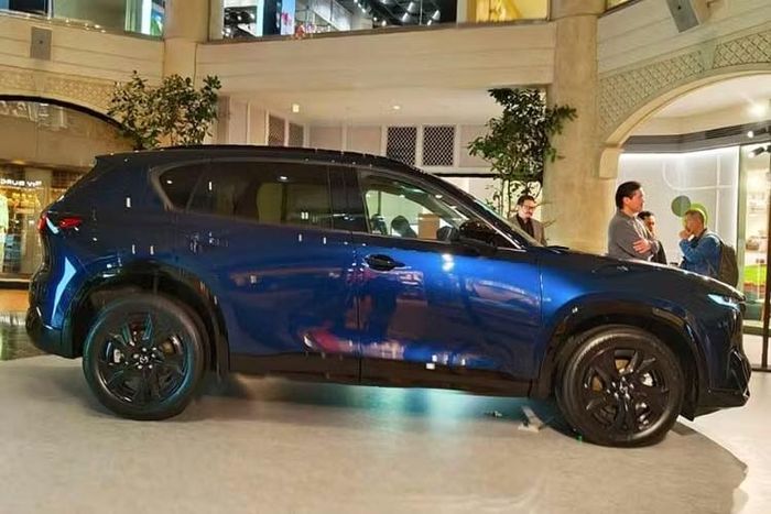 So với thế hệ tiền nhiệm, Mazda CX-5 thế hệ mới dài hơn 115 mm, rộng hơn 15 mm và cao hơn 30 mm. Đáng chú ý, chiều dài cơ sở tăng tới 115 mm, qua đó mở rộng không gian cabin, đặc biệt là khoảng để chân dành cho hành khách.