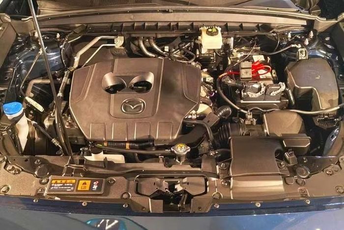 Theo Mazda, mô-men xoắn ở dải vòng tua dưới 4.500 vòng/phút được cải thiện 19%. Hệ thống truyền động điện hóa kết hợp với hộp số tự động 6 cấp, trong khi khung gầm và hệ thống treo cũng được tinh chỉnh nhằm nâng cao độ êm ái và khả năng vận hành.
