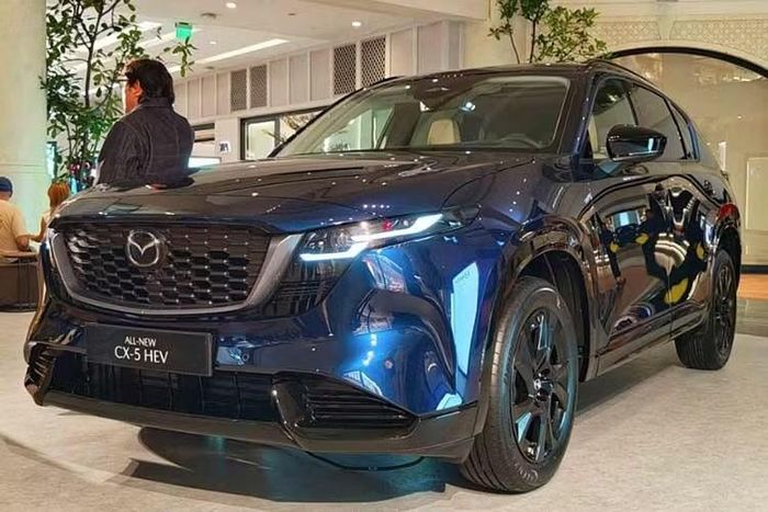 Khi mà phân khúc SUV ngày càng cạnh tranh, Mazda đã chính thức giới thiệu CX-5 thế hệ mới tại thị trường Philippines. Bước sang thế hệ thứ ba, mẫu xe chủ lực của hãng được nâng cấp toàn diện nhưng vẫn duy trì những giá trị đặc trưng về thiết kế và trải nghiệm lái.