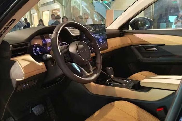 Ở phía sau, cụm đèn hậu kéo dài sâu hơn về khu vực trung tâm cửa cốp. Mazda cũng thay đổi cách nhận diện thương hiệu khi sử dụng dòng chữ “Mazda” dập nổi thay cho logo truyền thống. Khoang nội thất được phát triển dựa trên nguyên tắc thẩm mỹ Nhật Bản “Ma”.