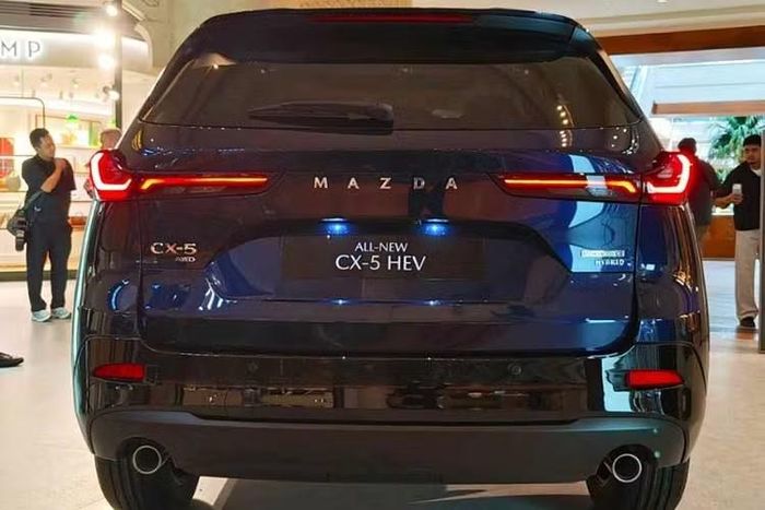 Tại Philippines, Mazda CX-5 HEV thế hệ mới có giá 2,495 triệu peso (tương đương 1 tỷ đồng). Xe được cung cấp với 6 màu ngoại thất gồm Soul Red Crystal, Rhodium White, Machine Gray, Jet Black, Aero Gray và Navy Blue Mica.